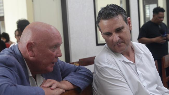 Troy Smith talking to John McLeod at Denpasar Court. Photo. Lukman S. Bintoro