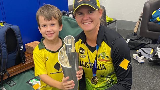 Jess Jonassen shows the T20 World Cup trophy to her nephew Richard Pershouse.