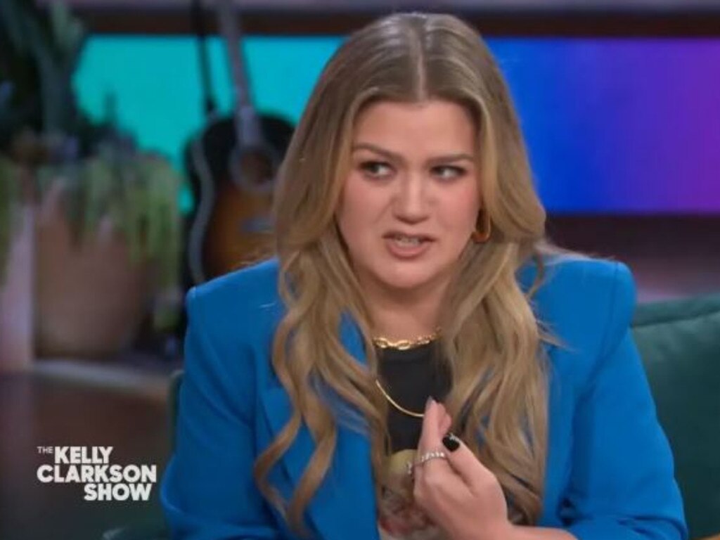 Kelly Clarkson playfully mocks Taylor Swift’s new romance on her talks show.