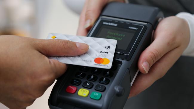 Aussies’ credit card debt on the rise again