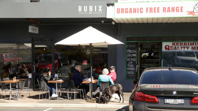 There is nothing physically stopping drivers from getting too close to diners.