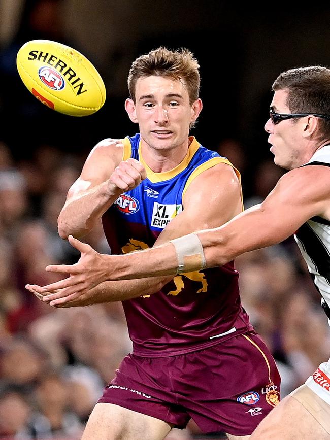 Andrews gets the hands away under pressure from goggled Pie Mason Cox. Picture: Getty Images