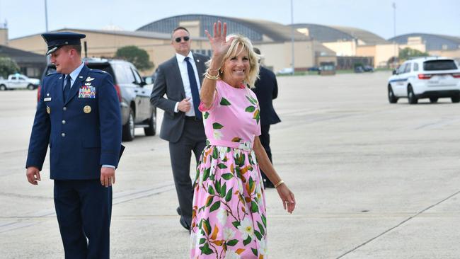 US First Lady Jill Biden waves before boarding Air Force One to depart Joint Base Andrews in Maryland on August 10, 2022. - The Bidens are spending most of the next week on Kiawah Island, South Carolina. (Photo by Nicholas Kamm / AFP)