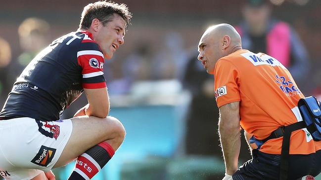 So, what do you reckon? The Roosters trainer has a midfield powwow with Cooper Cronk. Picture: Matt King/Getty Images