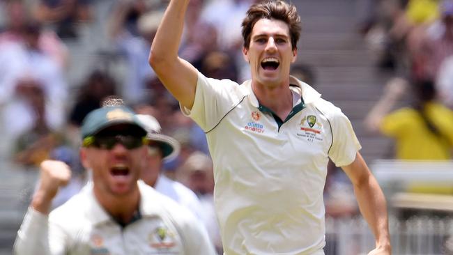 Australian fieldsman David Warner (L) and paceman Pat Cummins (R) gesture to New Zealand fans after dismissing New Zealand batsman Tom Latham on the third day of the second cricket Test match at the MCG in Melbourne on December 28, 2019. (Photo by WILLIAM WEST / AFP) / -- IMAGE RESTRICTED TO EDITORIAL USE - STRICTLY NO COMMERCIAL USE --