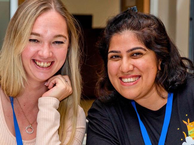 Swinburne / AWS graduates Dasha Lee (L), and Afshan Siddiqui (R)