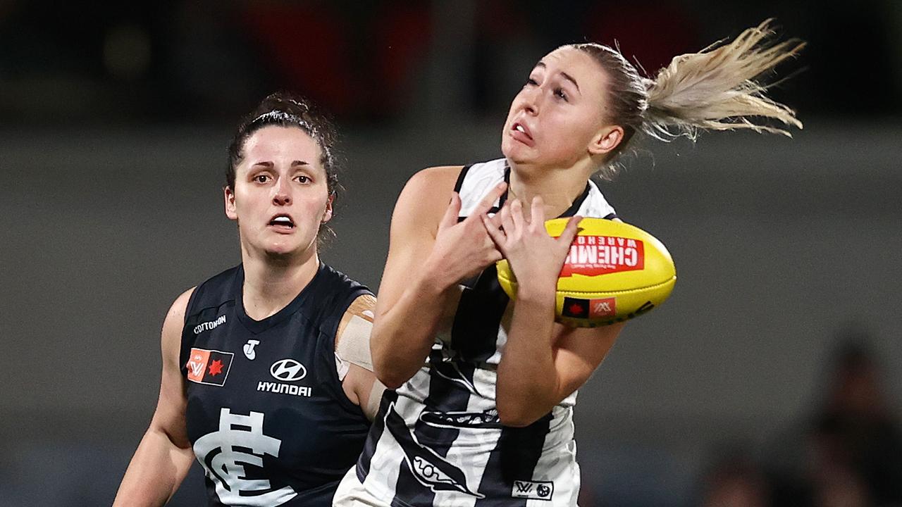 Eliza James marks strongly for the Magpies. Picture: Michael Klein