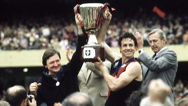 Kevin Sheedy and Terry Daniher with premiership cup in 1985.