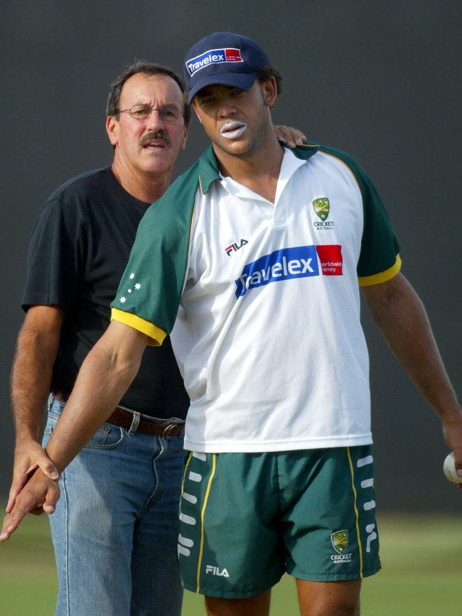 Yardley gives bowler Andrew Symonds some tips at the Rangiri Dambulla Stadium in 2004. 