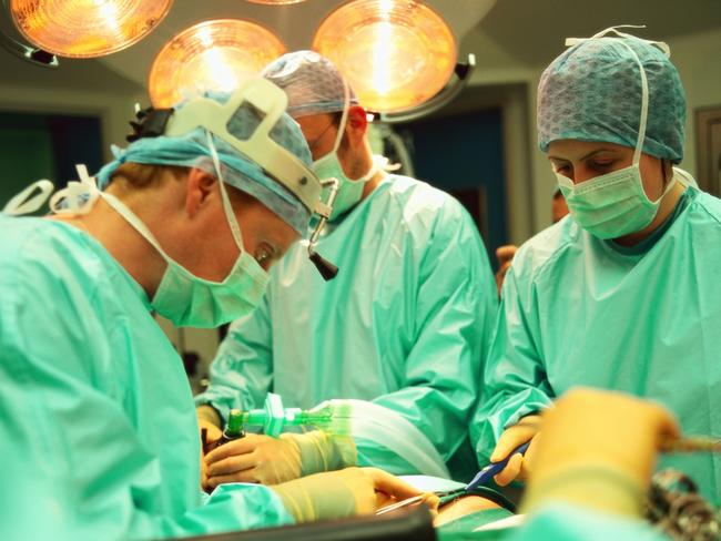 09/05/2011 NEWS: Portrait of surgeons performing surgery. Doctors. Operating theatre. Generic image.