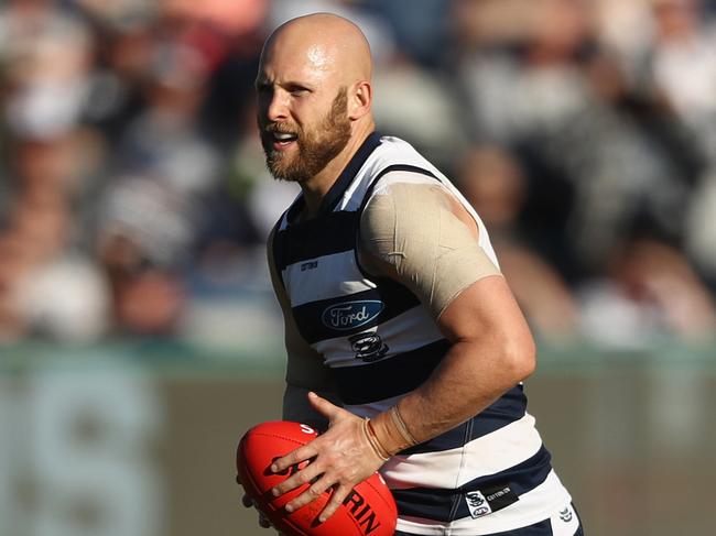 GEELONG, AUSTRALIA - AUGUST 25: Gary Ablett of the Cats runs with the ball during the round 23 AFL match between the Geelong Cats and the Gold Coast Suns at GMHBA Stadium on August 25, 2018 in Geelong, Australia.  (Photo by Robert Cianflone/Getty Images)