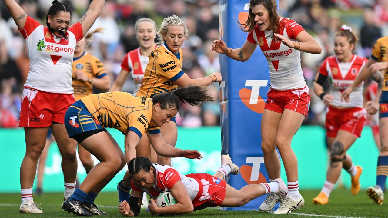 Tyla Nathan-Wong crosses for a try. Picture: Izhar Khan/Getty Images.