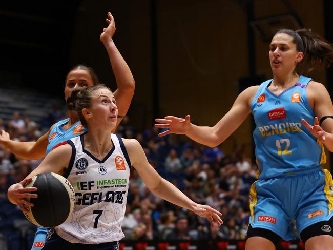 BENDIGO, AUSTRALIA - NOVEMBER 10: Sarah Elsworthy of United drives at the basket during the round two WNBL match between Bendigo Spirit and Geelong United at Red Energy Arena on November 10, 2024 in Bendigo, Australia. (Photo by Graham Denholm/Getty Images)