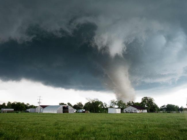 A tornado rips through a residential area after touching down south of Wynnewood, Oklahoma on May 9, 2016. / AFP PHOTO / Josh Edelson