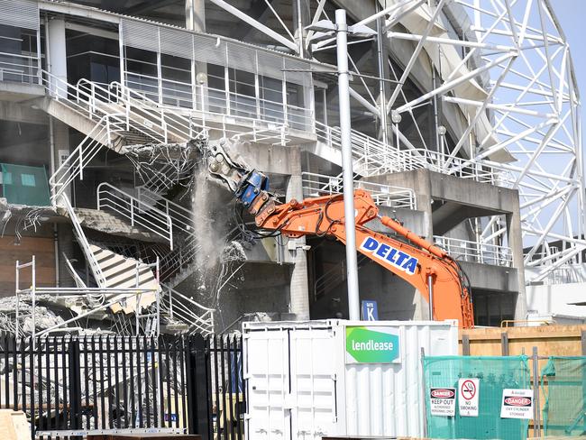 Demolition work is seen underway at Allianz Stadium in Sydney, Thursday, March 14, 2019. NSW Labor leader Michael Daley has written to NSW Premier Gladys Berejiklian calling for hard demolition works at Allianz Stadium to stop until the state election. (AAP Image/Dan Himbrechts) NO ARCHIVING