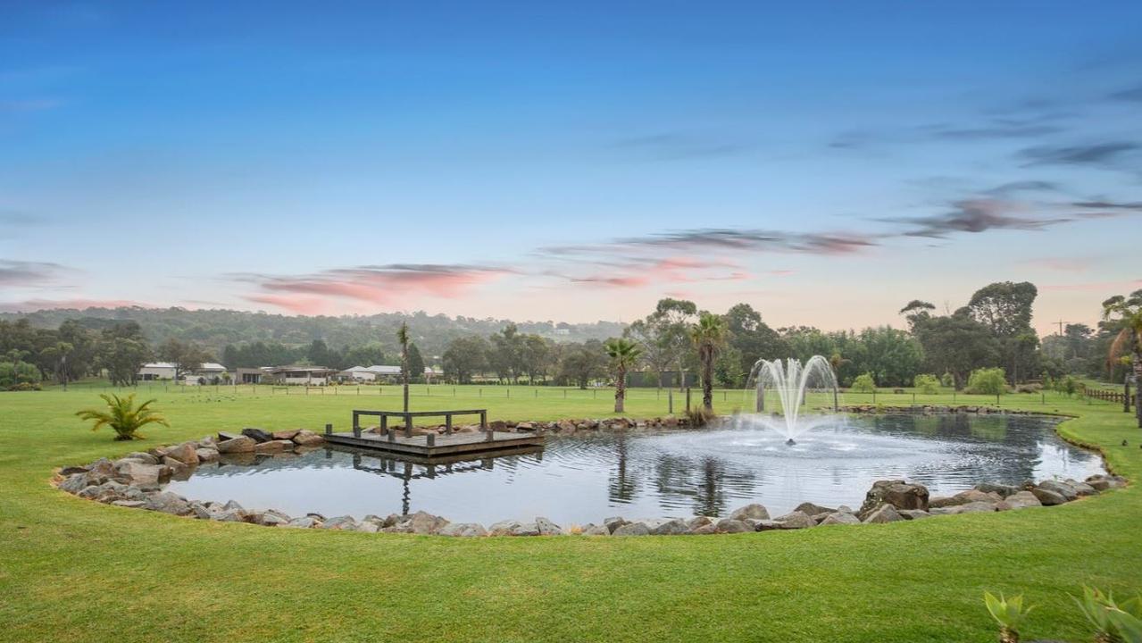 The property’s landscaped grounds include a dam with a dec and a fountain, perfect for unwinding.