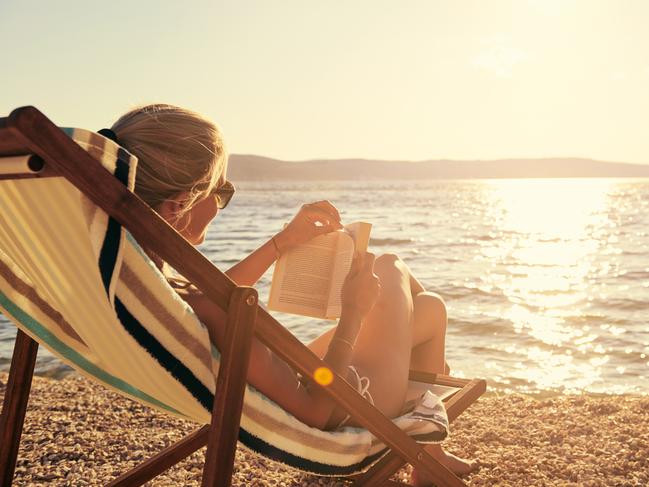 A young woman reading a book while sitting on a chair at the beachhttp://195.154.178.81/DATA/i_collage/pu/shoots/805670.jpg