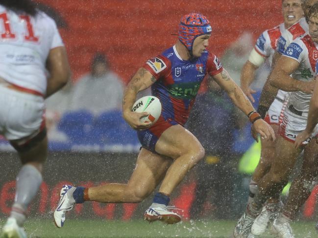 NEWCASTLE, AUSTRALIA - APRIL 05: Kalyn Ponga of the Knights with the ball during the round five NRL match between Newcastle Knights and St George Illawarra Dragons at McDonald Jones Stadium, on April 05, 2024, in Newcastle, Australia. (Photo by Scott Gardiner/Getty Images)