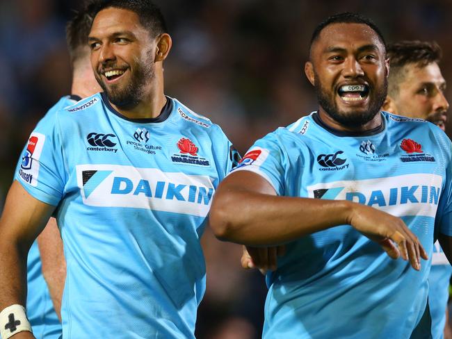 SYDNEY, AUSTRALIA - FEBRUARY 16: Curtis Rona of the Waratahs celebrates with team mates after scoring a try during the round one Super Rugby match between the Waratahs and the Hurricanes at Brookvale Oval on February 16, 2019 in Sydney, Australia. (Photo by Jason McCawley/Getty Images)
