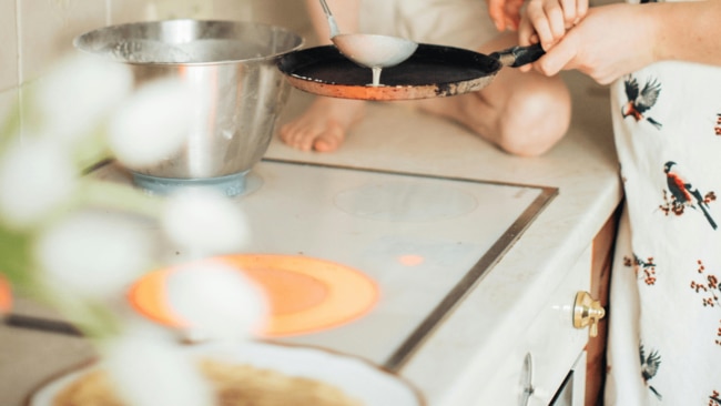 Many people don’t have the option to swap their gas stovetop for an electric option right now, but there are changes you can make to the way you use your cooktop to reduce the effect of air pollutants. Image: Pexels