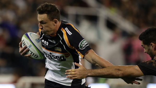 Brumbies speedster Tom Banks (L) runs to score past Argentina's Jaguares centre Jeronimo De La Fuente. Picture: AFP