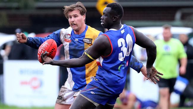 Majak Daw juggles the mark for North Heidelberg. Picture: Hamish Blair