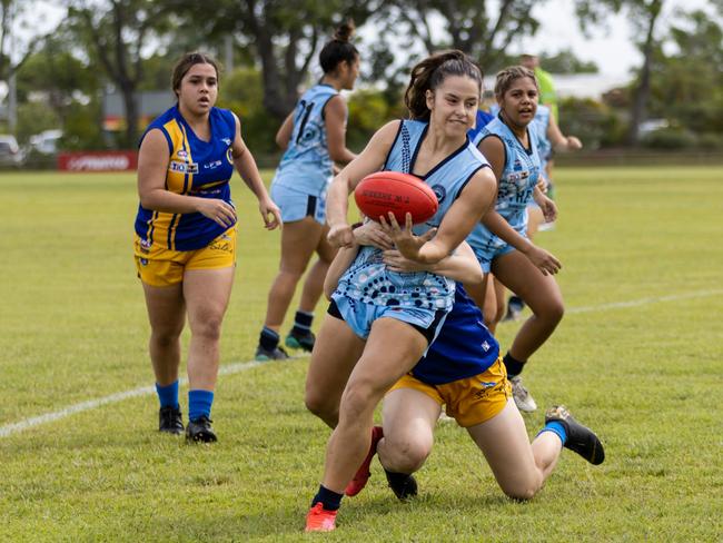 Star Buffettes midfielder Dom Carbone about to handball the football against Wanderers. Picture: Celina Whan/AFLNT Media