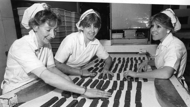 Workers with the last run of Violet Crumble bars produced at the Rowntree Hoadley factory in Adelaide in 1984.