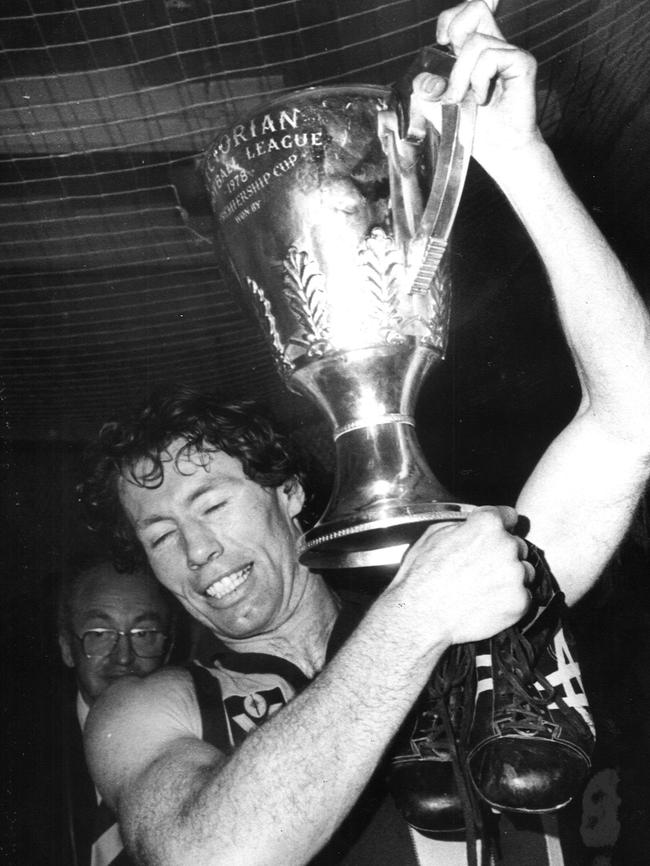 1978: Hawk Don Scott with the premiership cup.