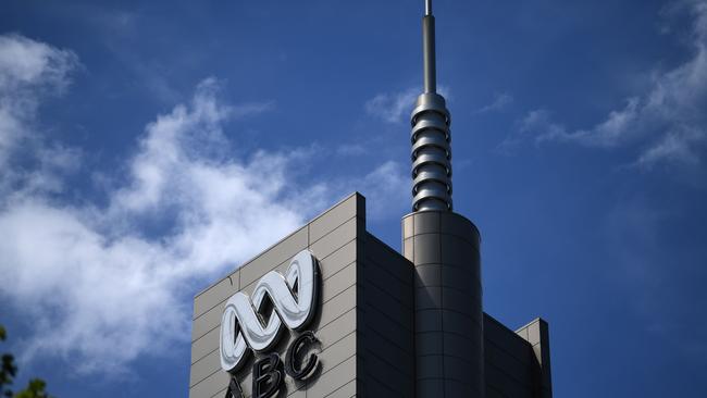 The logo for Australia's public broadcaster ABC is seen on its head office building in Sydney on September 27, 2018. - Australia's much-loved public broadcaster scrambled to salvage its hard-won reputation for impartiality on September 27, forcing out its chairman who stood accused of intervening in coverage to please the current government. (Photo by Saeed KHAN / AFP)