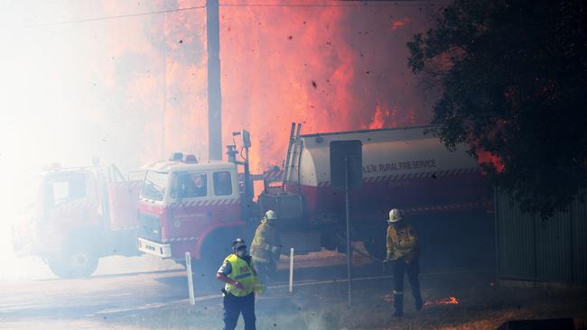 An out of control bushfire heads toward North Rothbury, north of Cessnock. Picture: Peter Lorimer.