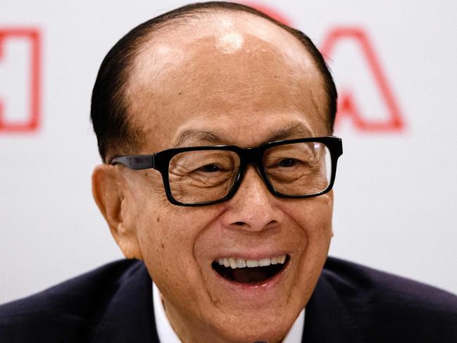 Hong Kong's richest man Li Ka-shing, 89, smiles during a press conference in Hong Kong on March 16, 2018. Hong Kong's richest man Li Ka-shing announced on March 16 he was stepping down as chairman of his flagship company CK Hutchison, marking the end of an era for one of the world's most storied tycoons. / AFP PHOTO / Anthony WALLACE