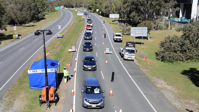 Queensland Police inspect cars at Tugun outside the Gold Coast Airport border crossing. Photo: Scott Powick.