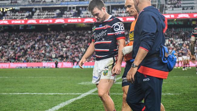 Luke Keary (left) of the Roosters injured walks off the field during the Round 20 NRL match between the Sydney Roosters and the St George-Illawarra Dragons at Allianz Stadium in Sydney, Sunday, July 29, 2018. (AAP Image/Brendan Esposito) NO ARCHIVING, EDITORIAL USE ONLY