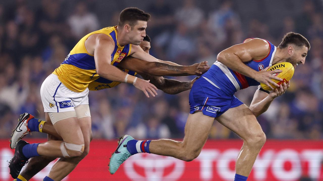 Elliot Yeo chases Marcus Bontempelli. Picture: Darrian Traynor/Getty Images