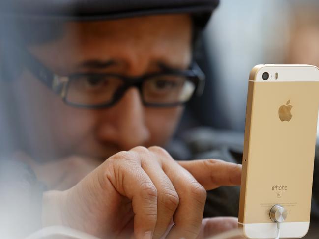 TOKYO, JAPAN - MARCH 31:  A member of the media tries an Apple Inc. iPhone SE at the company's Omotesando store on March 31, 2016 in Tokyo, Japan. Apple Inc. launched its iPhone SE and iPad Pro 9.7 inch on March 31, 2016 in Japan. (Photo by Tomohiro Ohsumi/Getty Images)