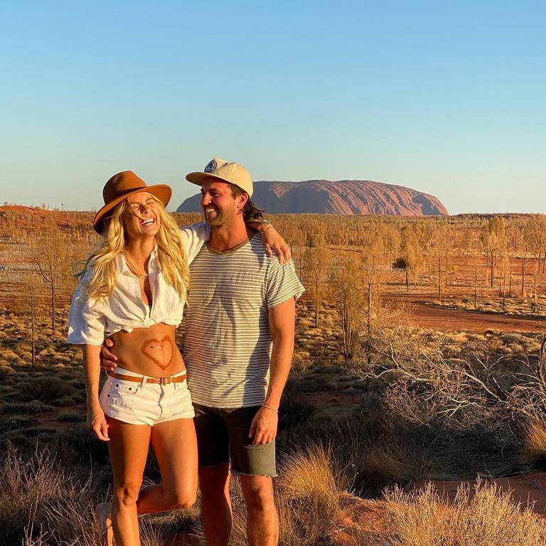 Elyse Knowles announces she is pregnant.