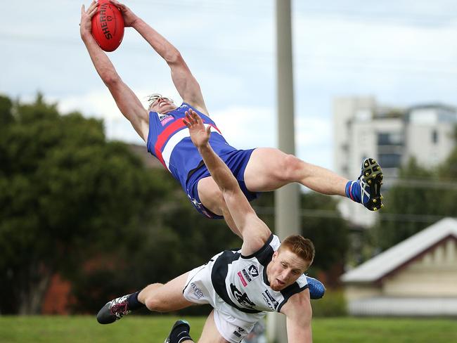 Mitch Hannan takes a hanger over Matthew Dick in the VFL.