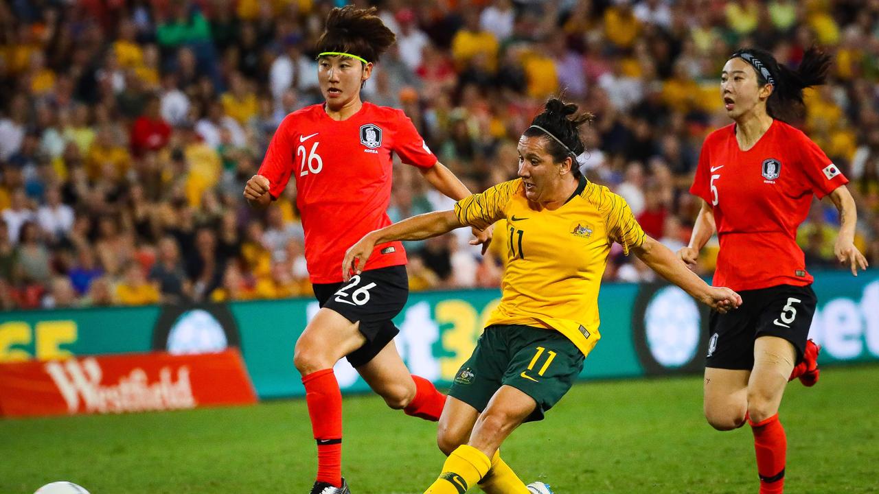 Australia's Lisa De Vanna (C) shoots for goal as South Korea's Lim Seon-joo (L) looks on during the Women's Cup of Nations football match between Australia and South Korea in Brisbane on March 3, 2019. (Photo by Patrick HAMILTON / AFP) / — IMAGE RESTRICTED TO EDITORIAL USE – STRICTLY NO COMMERCIAL USE —