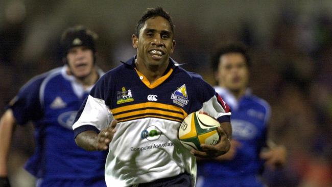 MAY 10, 2002 : Andrew Walker (ball) on his way to tryline during ACT Brumbies v Auckland Blues Super 12 game at Canberra Stadium, 10/05/02. Pic John Feder.Rugby Union A/CT