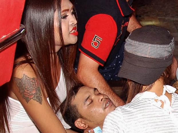 This photo taken on August 11, 2016 shows an injured man being helped after twin bombs exploded in the upscale resort of Hua Hin, Thailand. A string of bomb attacks targeting Thailand's crucial tourism industry have killed four people, officials said on August 12, sending authorities scrambling to identify a motive and find the perpetrators. / AFP PHOTO / dailynews / DAILYNEWS / Thailand OUT