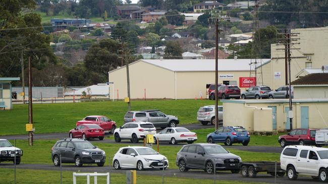 Those waiting in the Mount Gambier Showground Covid-19 testing clinic line predicting a 2 to 3 hour wait. Picture: Jessica Ball