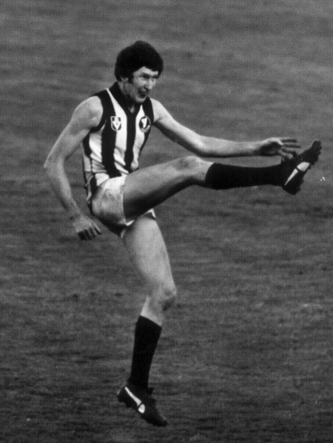 Ross “Twiggy” Dunne kicks the goal to tie the game.