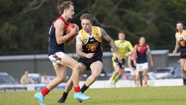 MPNFL: Mt Eliza’s Jasper O’Neill marks in front of Thomas Baker of Frankston YCW. Picture: Valeriu Campan