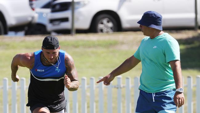 WEEKEND TELEGRAPHS SPECIAL. , PLEASE CONTACT WEEKEND PIC EDITOR JEFF DARMANIN PUBLISHING.     ,  Daily Telegraph 18/1/23. Sprint coach Roger Fabri , green top, trains Bronson Xerri in Maroubra today a year before he returns to the field .picture John Grainger