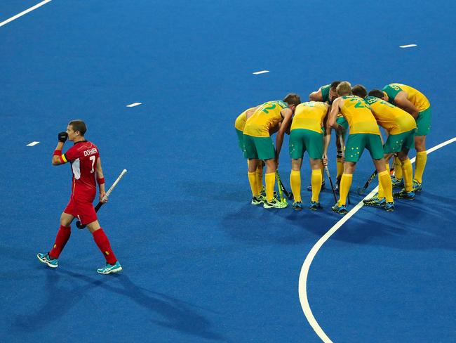 RIO DE JANEIRO, BRAZIL - AUGUST 09: Australia huddles up during the hockey game against Belgium on Day 4 of the Rio 2016 Olympic Games at the Olympic Hockey Centre on August 9, 2016 in Rio de Janeiro, Brazil. (Photo by Christian Petersen/Getty Images)