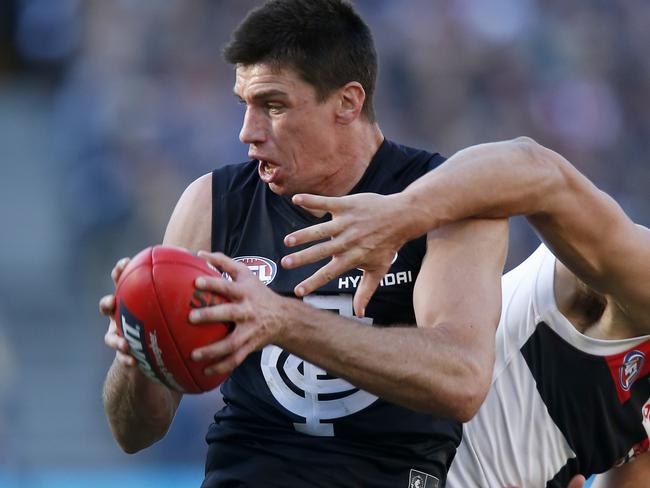 MELBOURNE, AUSTRALIA - AUGUST 17: Matthew Kreuzer of the Blues marks in front of Rowan Marshall of the Saints  during the round 22 AFL match between the Carlton Blues and the St Kilda Saints at Marvel Stadium on August 17, 2019 in Melbourne, Australia. (Photo by Darrian Traynor/Getty Images)