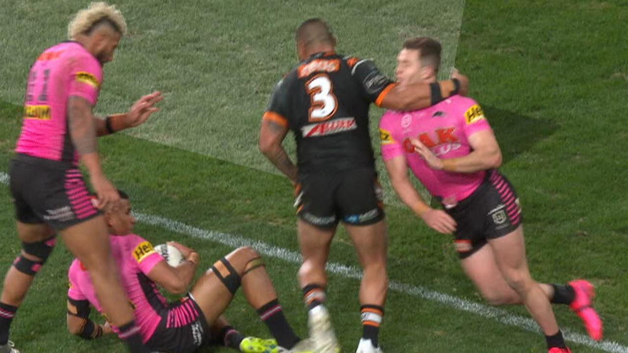 Joey Leilua whacks Dylan Edwards around the head.