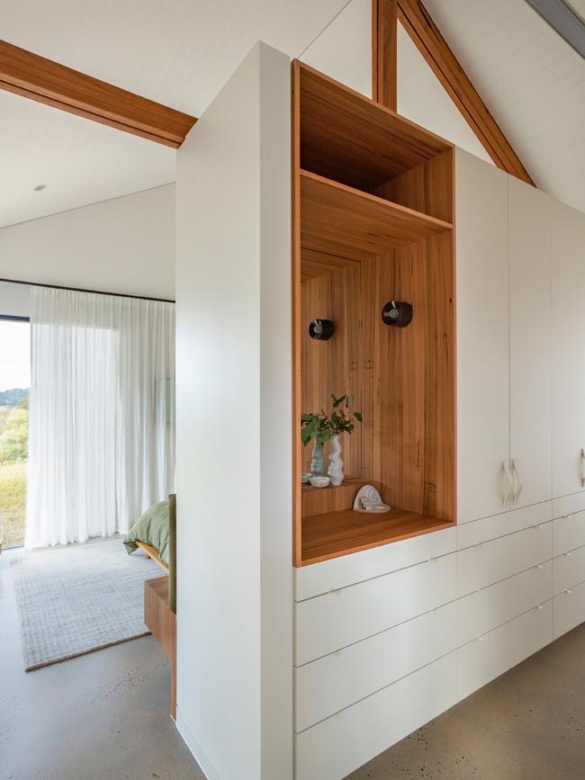 A clever dividing wall in the bedroom.