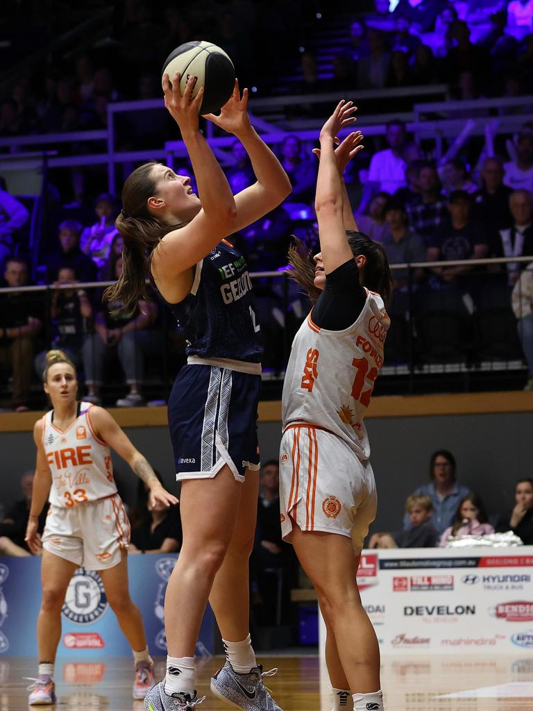 GEELONG, AUSTRALIA - OCTOBER 30: Hannah Hank of Geelong United shoots during the round one WNBL match between Geelong United and Townsville Fire at The Geelong Arena, on October 30, 2024, in Geelong, Australia. (Photo by Kelly Defina/Getty Images)